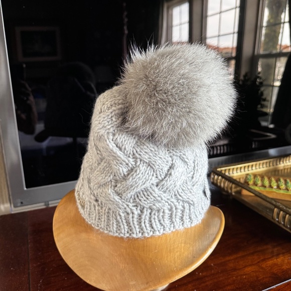 Avanti Light Grey Knit Beanie Hat with Natural Fox Pom Pom - Picture 3 of 6